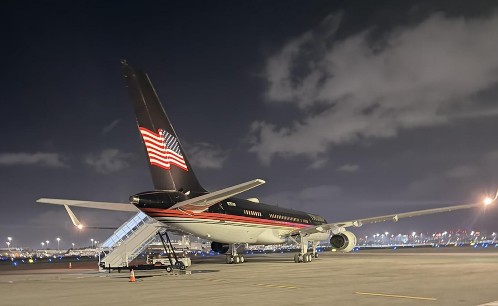 Trump pone su nombre a un aeropuerto y aerolínea niega cambios a inconformes - trump-pone-su-nombre-a-un-aeropuerto-y-aerolinea-niega-cambios-a-inconformes-2-1024x631