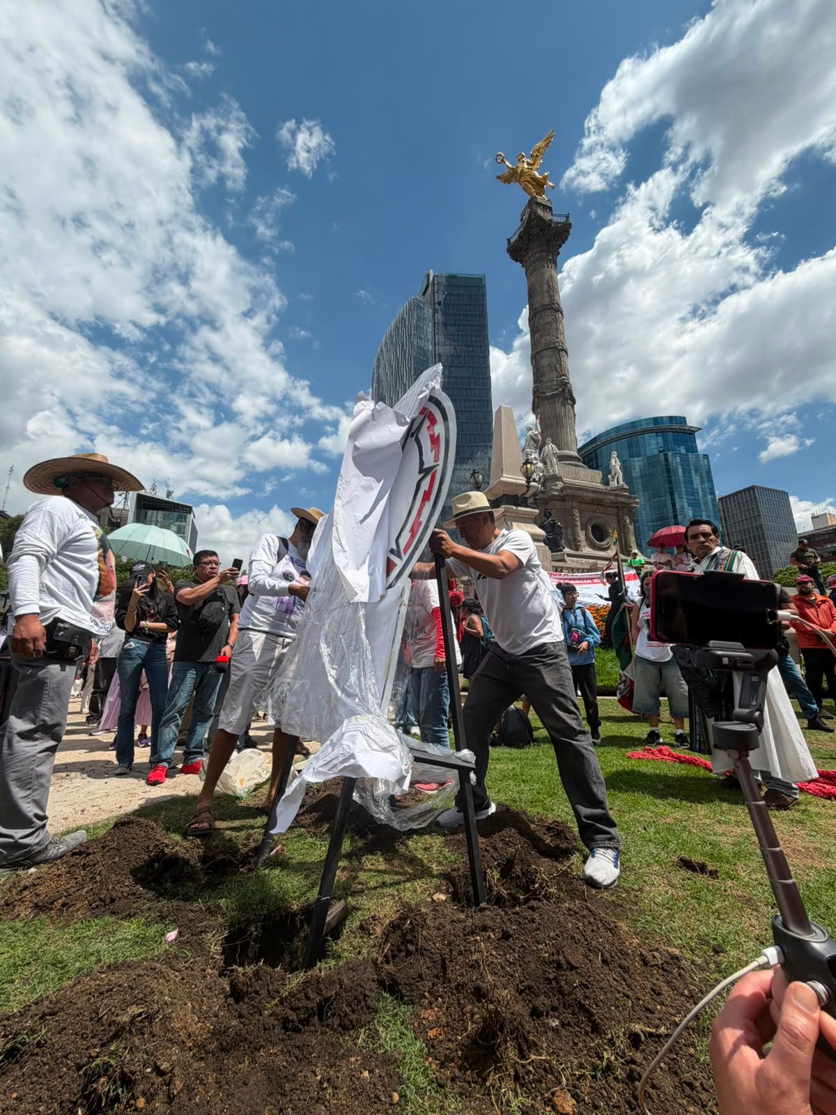 Antimonumento en el Ángel de la Independencia por los desaparecidos.