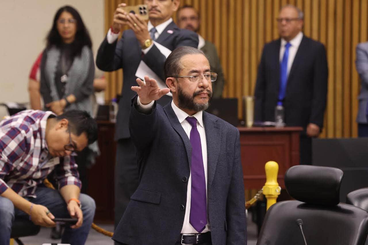 Hugo Eric Flores rindió protesta ante el INE como representante del partido PAZ