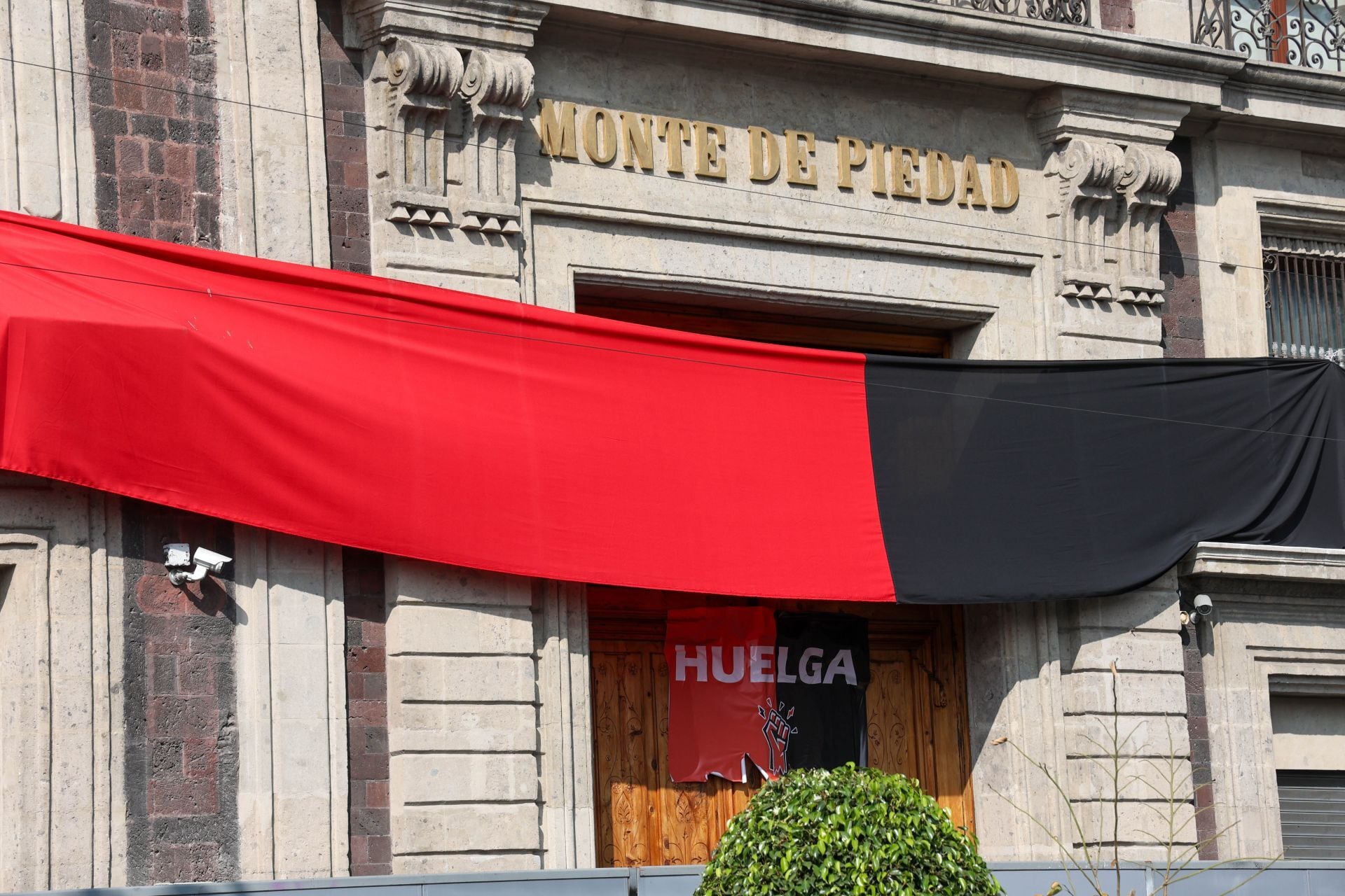 Trabajadores de Monte de Piedad están en huelga.