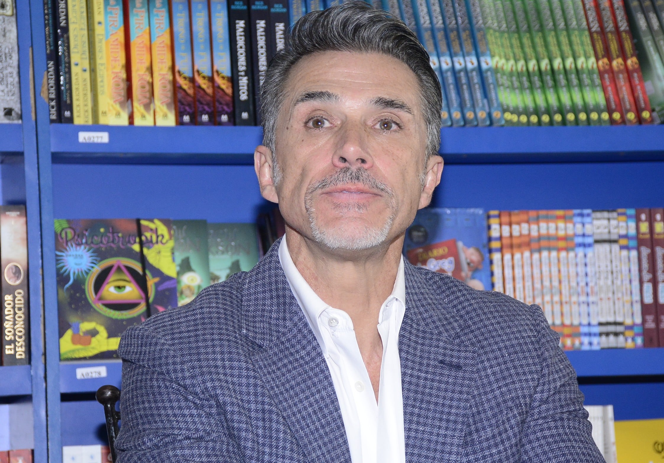 zazqphwugvdjfbdowdeevmoone Sergio Mayer, actor.