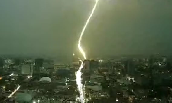 El impactante rayo que cayó en CDMX y fue captado desde la Torre Latinoamericana