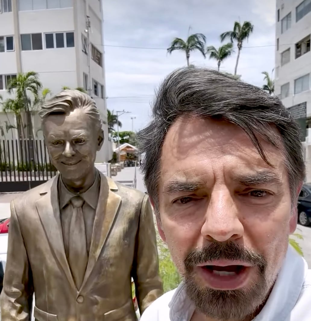 Eugenio Derbez con la estatua colocada en Acapulco