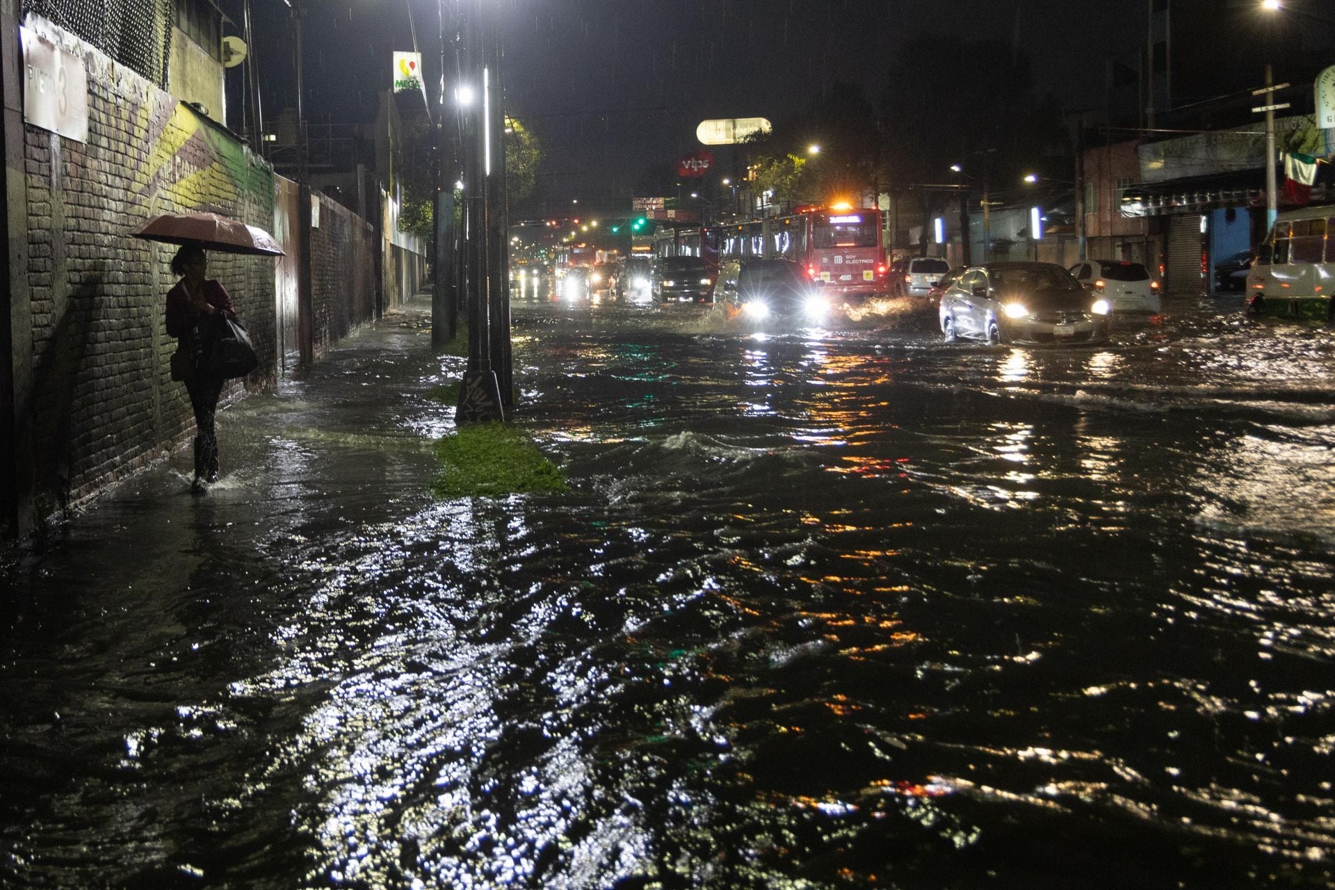 ba7u6yhb35awzj2juzwspdbx34 Una fuerte tormenta con granizo azotó la alcaldía Iztacalco causando afectaciones en vías como el Eje 5 oriente.