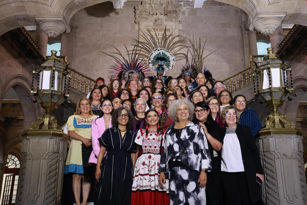 cwxlnn5alvdyddab3ztrqd6gay Clara Brugada entrega las Llaves de la Ciudad a Angela Davis