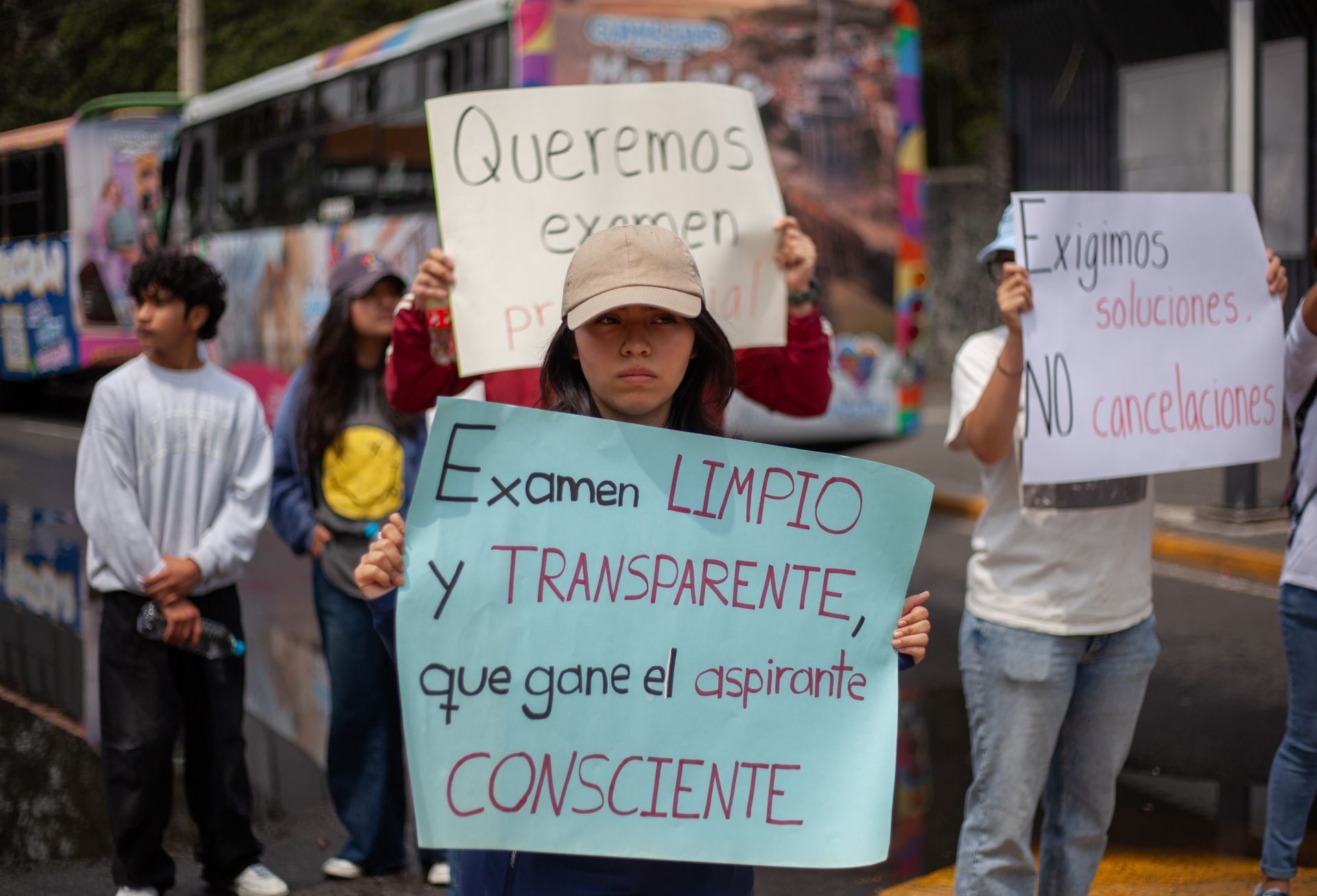 UNAM recibe pliego petitorio de aspirantes que piden repetir examen de admisión