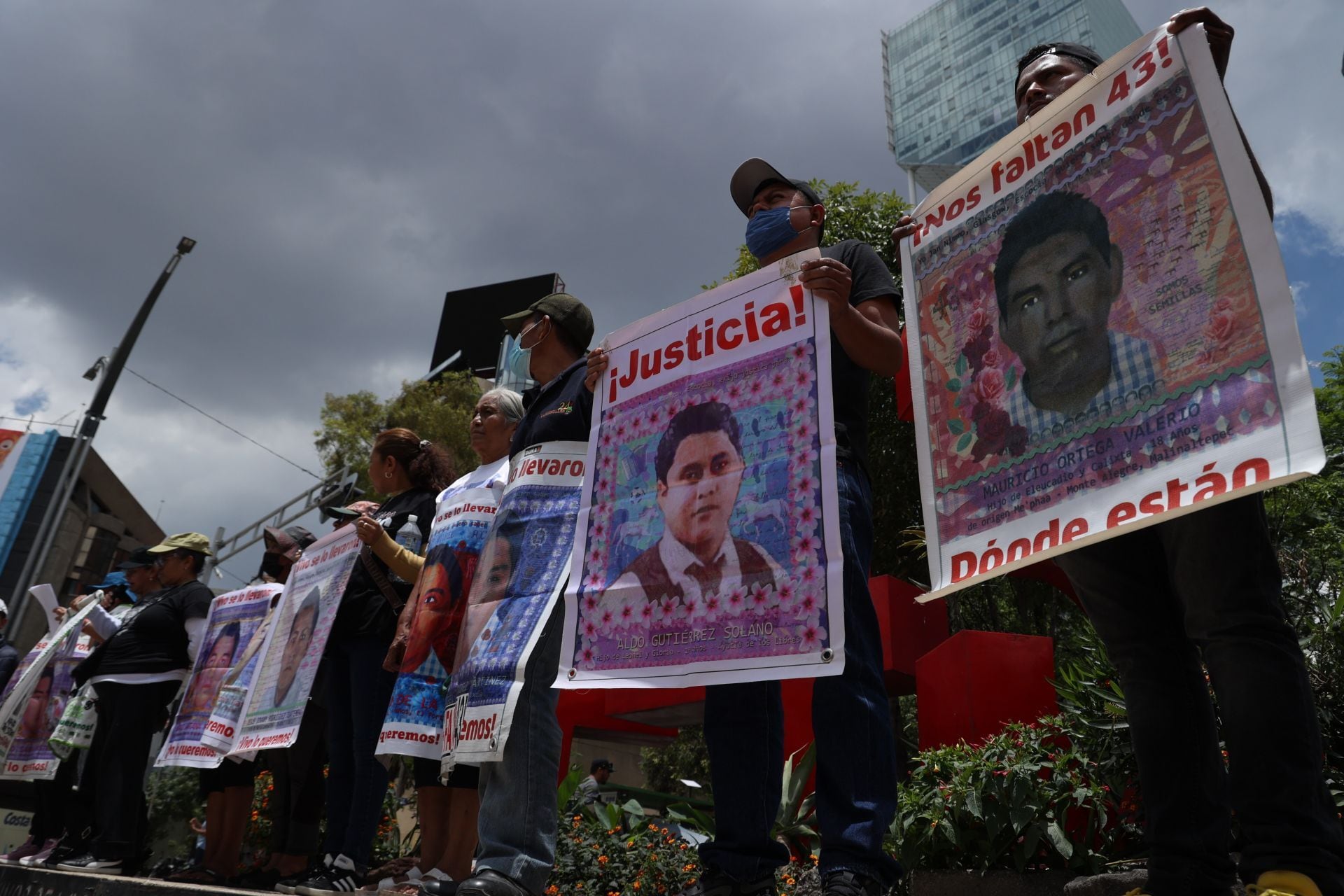 “No tuvimos condiciones”: el reclamo de los padres de los 43 de Ayotzinapa