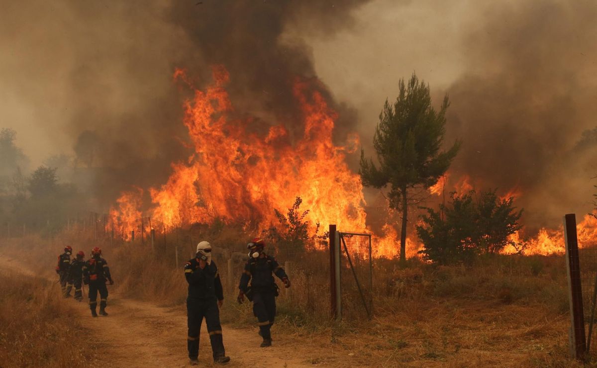 Helicópteros antiincendios chocan en Grecia; hay dos muertos y dos heridos - incendio-en-grecia