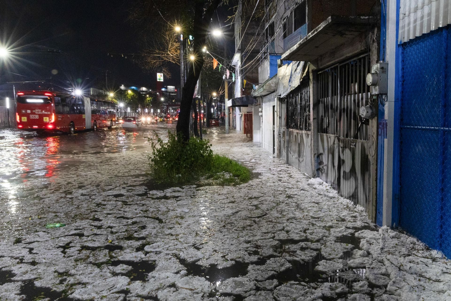 lw5d55rrxrb35ps7qban7cnsia Una fuerte tormenta con granizo azotó la alcaldía Iztacalco causando afectaciones en vías como el Eje 5 oriente.