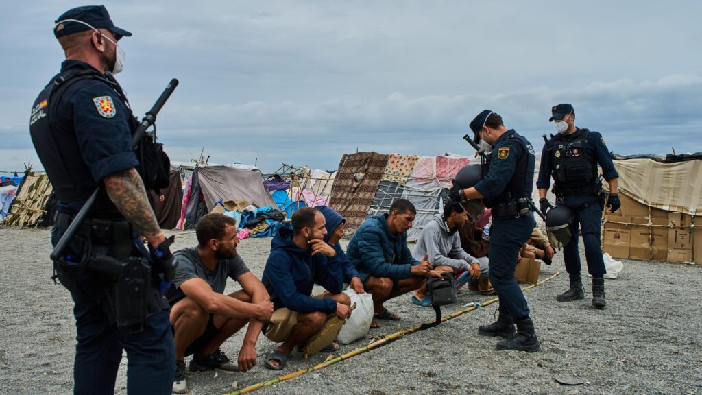 Amnistía Internacional denuncia palizas, malos tratos y acoso a inmigrantes en Ceuta por parte de militares
