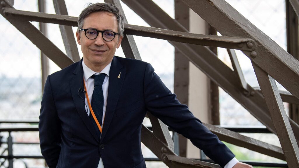 El director de la empresa que gestiona la Torre Eiffel dimitirá por el escándalo de la exclusión del personal femenino