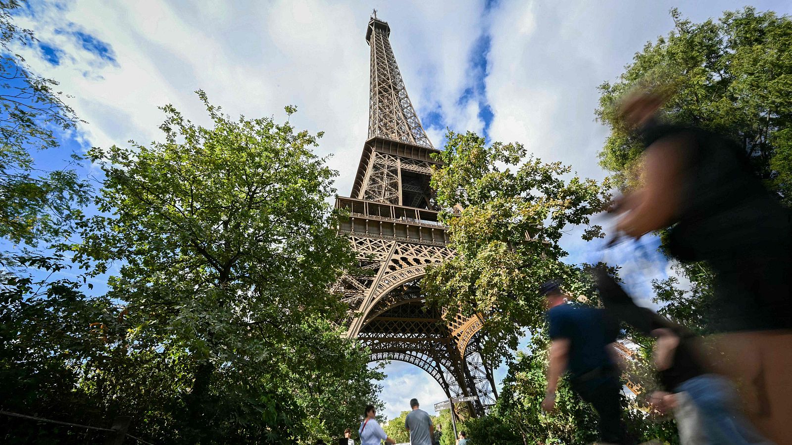 Huelga en la Torre Eiffel por apartar a sus trabajadoras por una visita religiosa Huelga en la Torre Eiffel por apartar a sus trabajadoras
