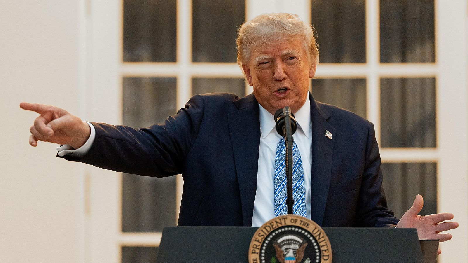 Trump: "Son noticias falsas. Escriben noticias negativas a propósito" Trump habla desde la Casa Blanca