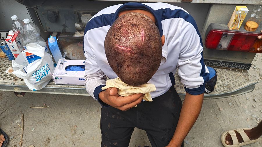17246387 Migrante herido en la playa de El Trampolín, Ceuta