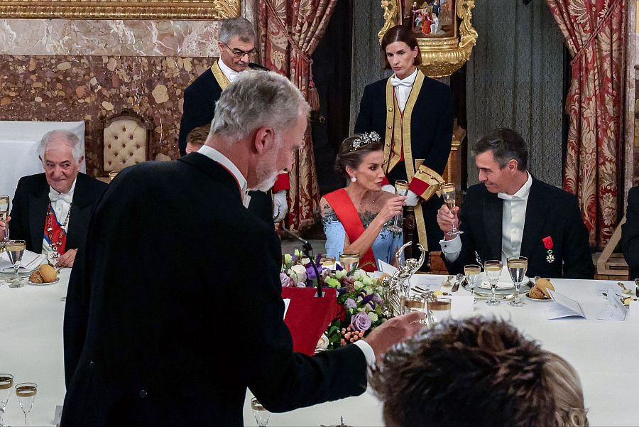 Los reyes de España, Felipe VI y Letizia (c), y el presidente del Gobierno, Pedro Sánchez (d), durante el brindis de la cena de gala