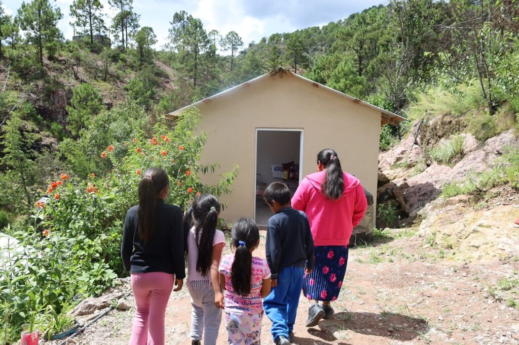 Entrega Arturo Medina dos casas a familias de Guadalupe y Calvo que lo perdieron todo en incendios