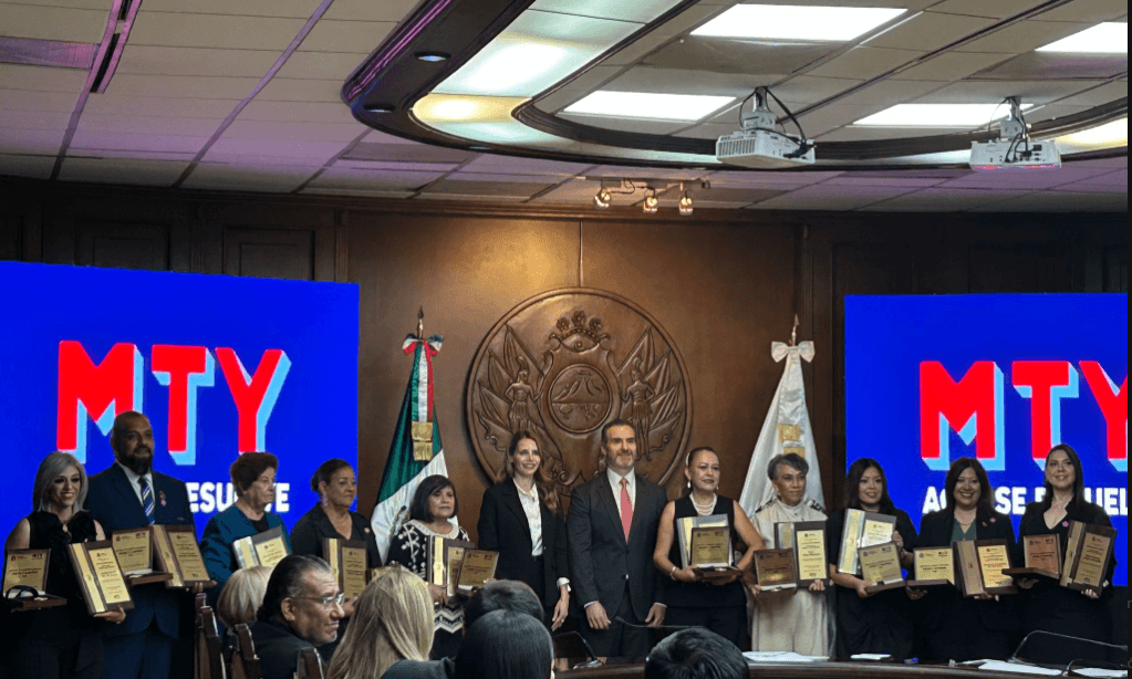 Docentes reciben el premio Miguel F. Martínez en Monterrey