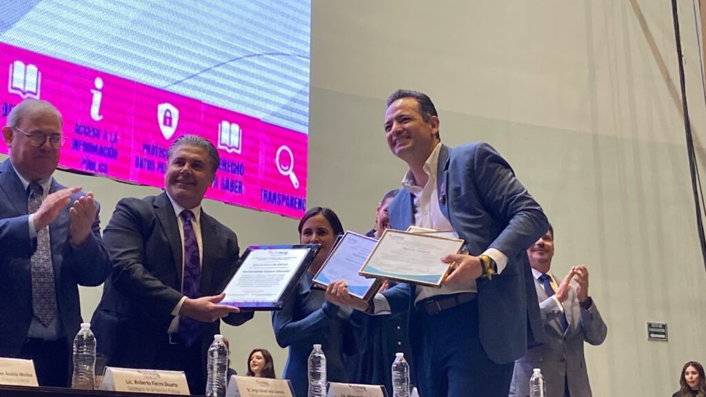 Ichitaip entrega reconocimientos a dependencias por prácticas de transparencia proactiva
