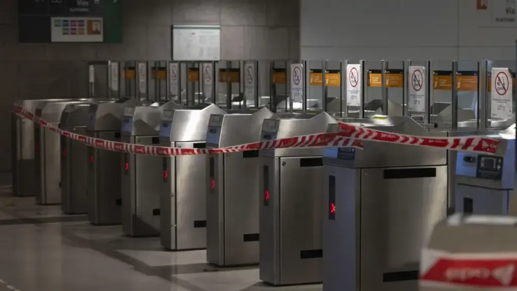 Tres heridos por el desprendimiento del techo de la estación de Rodalies de Fabra i Puig de Barcelona
