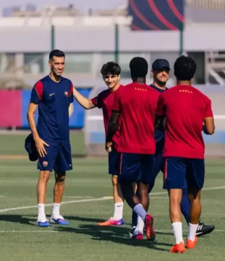 6a85d76a4a3da Sergio Busquets, en su primer entrenamiento en el Barça Atlètic como ayudante de Belletti