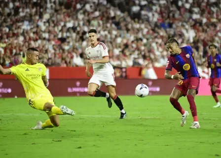 Raphinha celebra el tercer gol del Barça en el partido de laLiga entre el Sevilla y el FC Barcelona