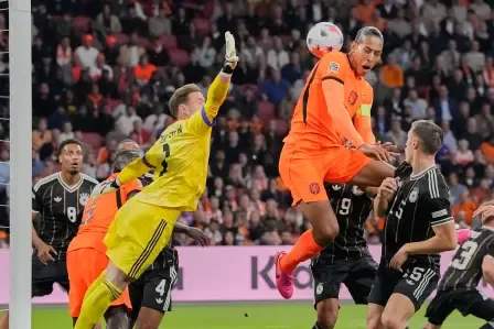 6ab5850a937db Así fue el gol de Van Dijk, anulado (AP Photo/Martin Meissner)