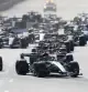 -FOTODELDÍA-Bakú (Azerbaiyán), 26/09/2026.- El piloto británico de Mercedes, George Russell, lidera la entrada a la primera curva tras la salida del Gran Premio de Azerbaiyán de Fórmula 1 en el circuito urbano de Bakú (Azerbaiyán), el 26 de septiembre de 2026. EFE/ALI HAIDER