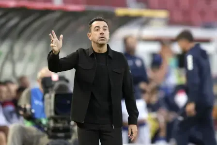 Xavi Hernández, dirigiendo a Países Bajos durante el triunfo de los suyos ante Serbia