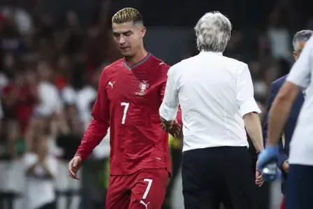 Cristiano Ronaldo y Jorge Jesus, durante el partido contra Gales EFE/EPA/JOSE SENA GOULAO