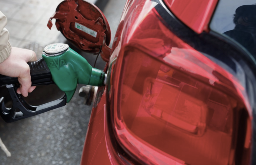 Precios del petróleo bajan luego de que China pide a Irán que limite acciones de los hutíes en el mar Rojo