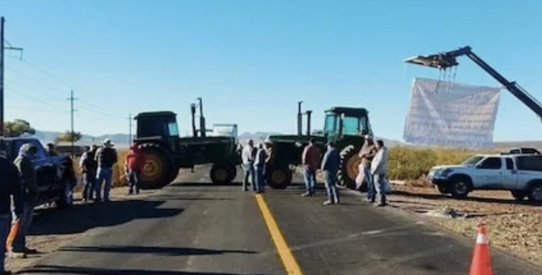 Bloquean lecheros carretera a Delicias; exigen pagos pendientes de Liconsa