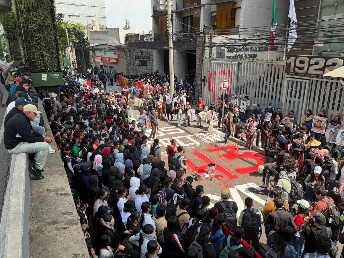 Protesta de estudiantes y familiares de los 43 normalistas de Ayotzinapa frente a la CNDH, en la Ciudad de México, el 24 de septiembre de 2026. Foto