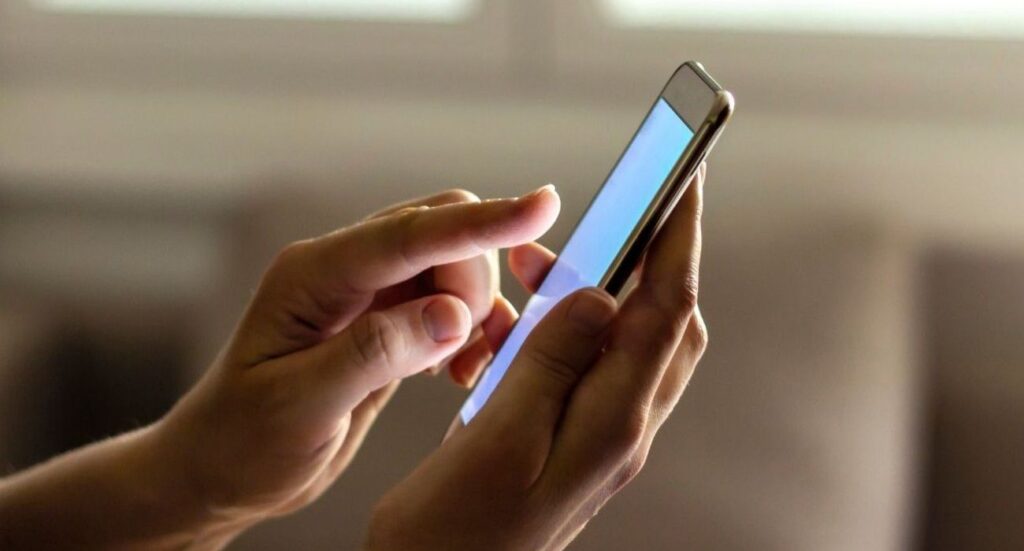 Piden informar cómo limitarán celulares en escuelas de Nuevo León