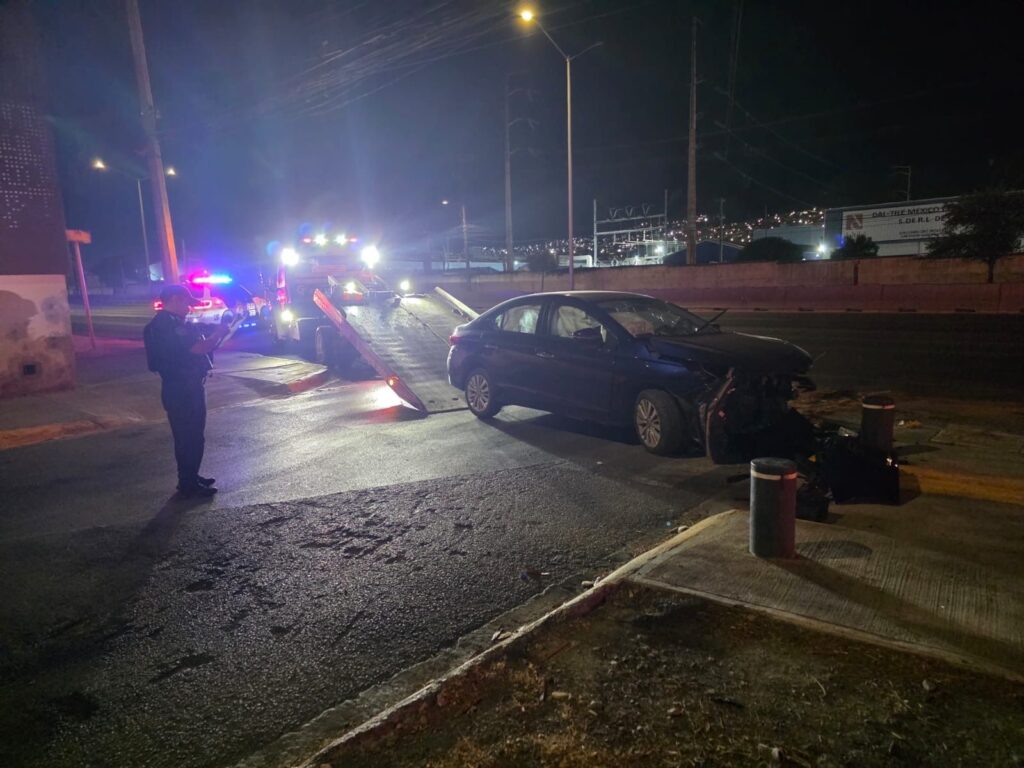 Choca de frente contra bolardos en San Pedro; queda detenido
