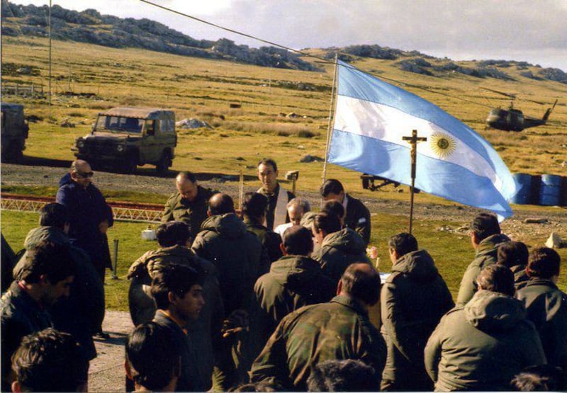 Si hubiera una nueva Guerra de las Malvinas: ¿qué tan poderosos son los ejércitos de Reino Unido y Argentina?