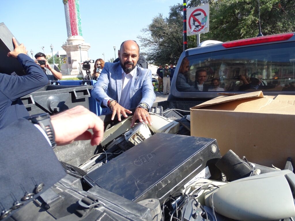 Entregan árboles a cambio de basura electrónica y reciclables