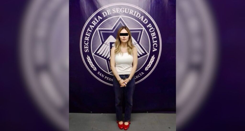 Detienen a mujer por presunto robo en Plaza Fiesta San Agustín