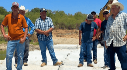 Tras seis años, construyen puente provisional en Las Alazanas