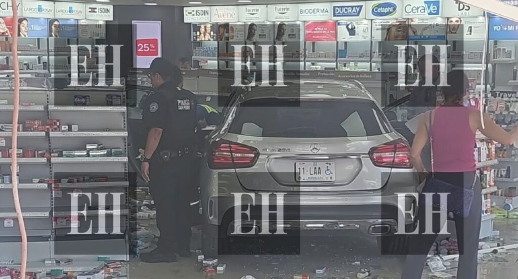 Conductora pierde control y mete su auto a negocio en San Pedro
