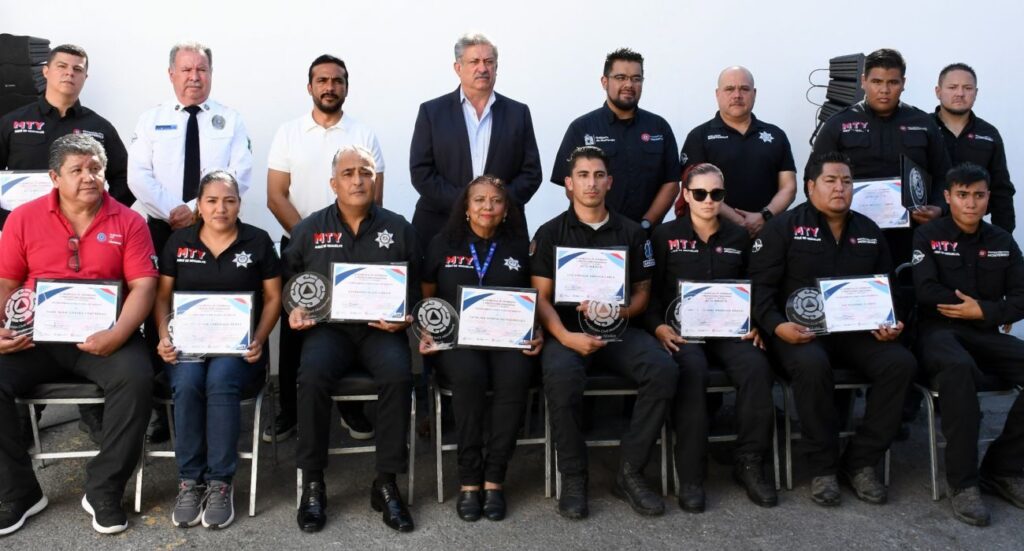 Reconocen a elementos de Protección Civil en Monterrey