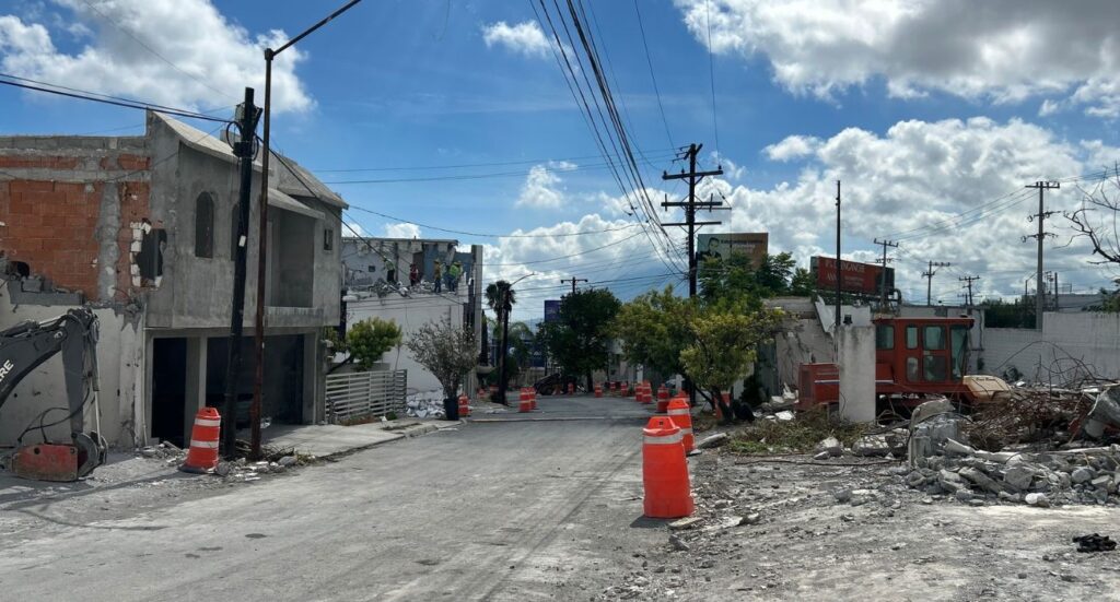 Avanza la demolición en Llave de Oro; aún siguen casas habitadas
