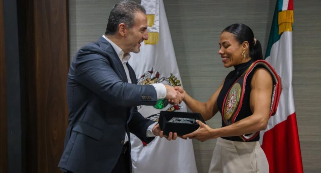 Alcalde de Monterrey reconoce a la boxeadora Rodríguez