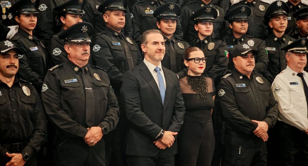 Otorgan ascensos a 100 policías de Monterrey por su día
