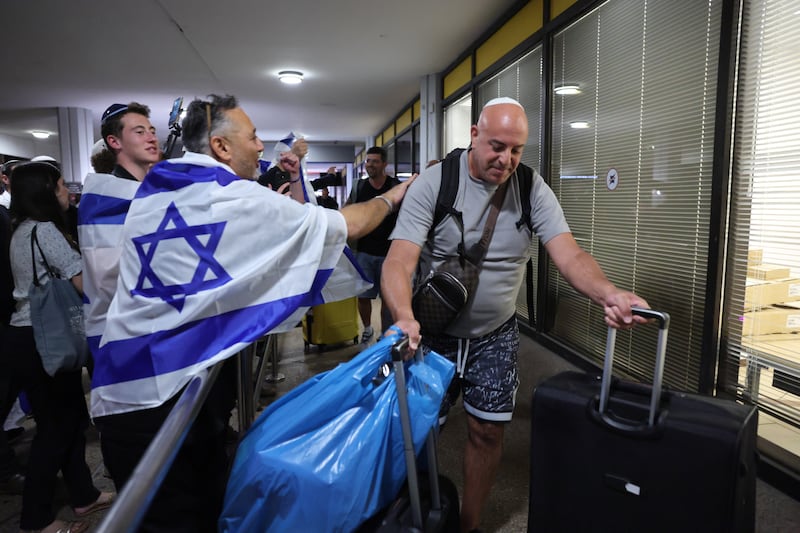 Llegan a Tel Aviv los pasajeros que evitaron que se estrellara su avión; Netanyahu tacha el incidente de “atentado yihadista” ben-gurion-2026