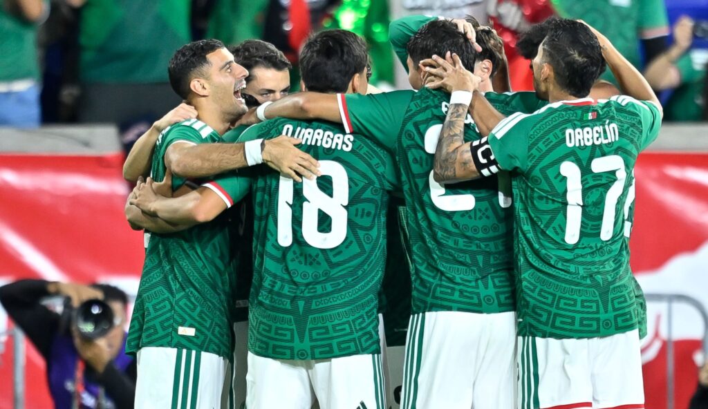 México salva el empate 1-1 ante Perú con gol del ‘Toro’ Guzmán
