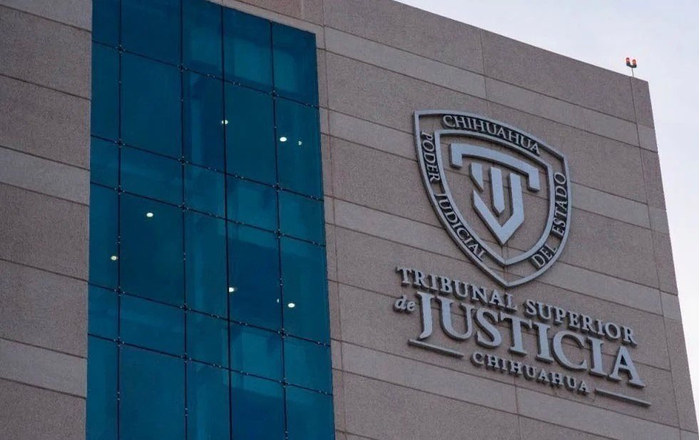 Suspenden a jueza civil por investigación y la reubican temporalmente