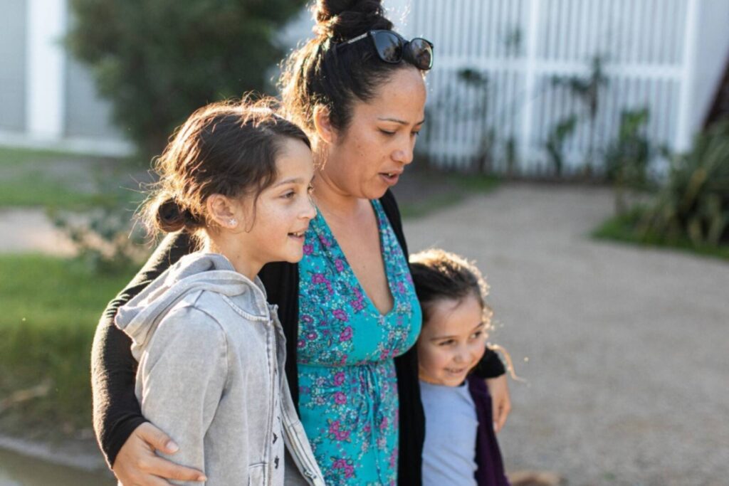 Recorre DDHE colonias en apoyo de madres solteras y adultos mayores; les pintan su casa