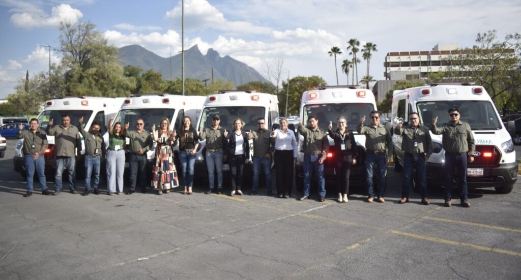 IMSS NL fortalece traslados con cinco nuevas ambulancias