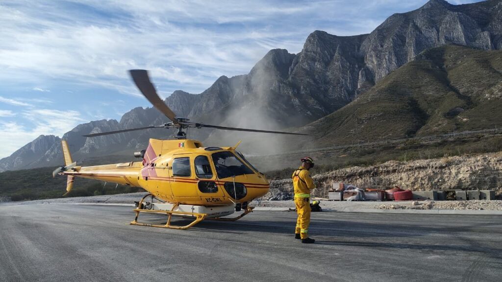 Combate Protección Civil de Nuevo León incendio en La Huasteca