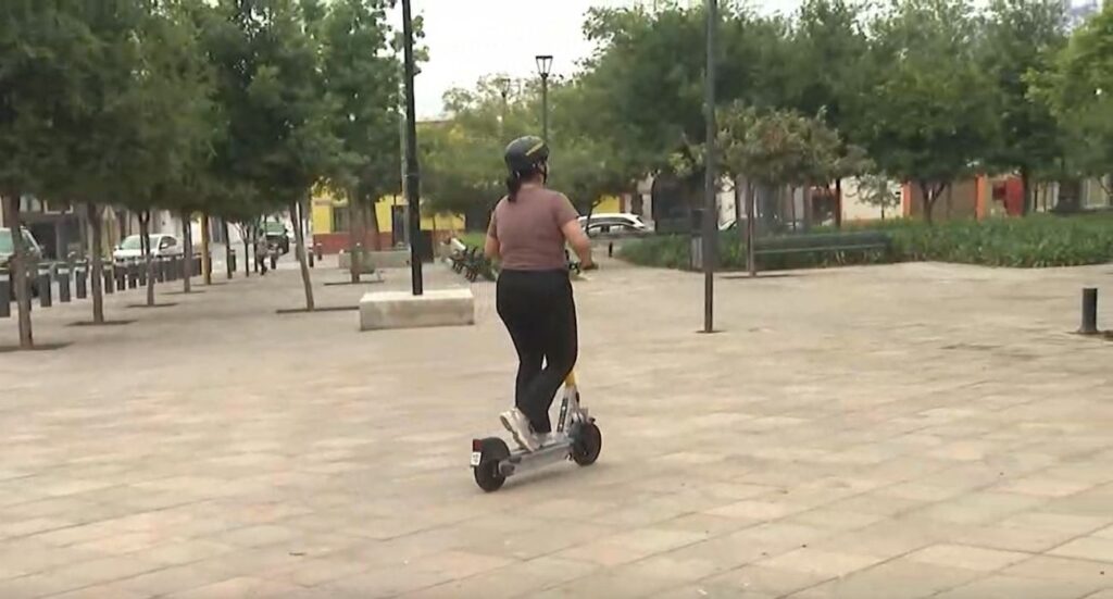 Busca Monterrey prohibir scooters en vías principales